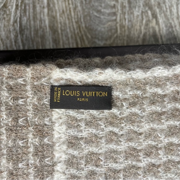 Beautiful knit Louis Vuitton scarf - Picture 3 of 3